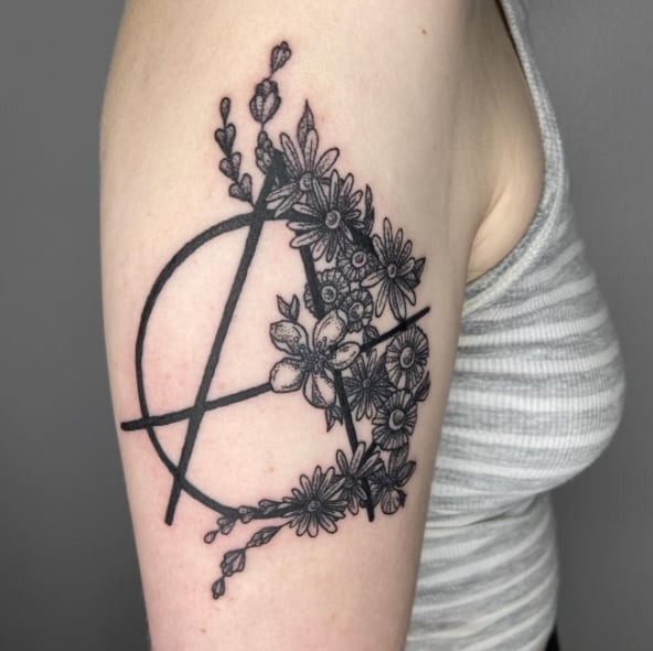 тату анархия женское