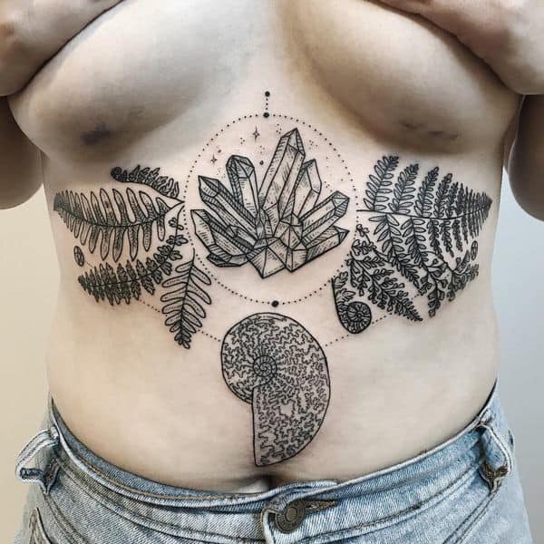 женское тату под грудью кристалл