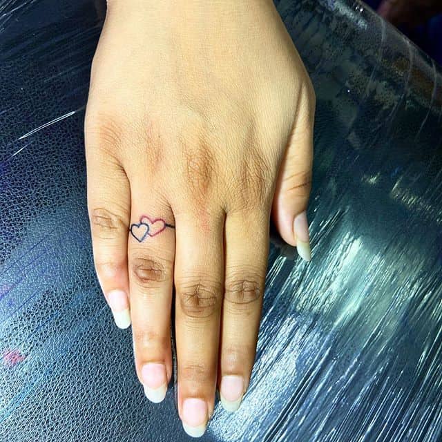 тату кольцо с сердечками