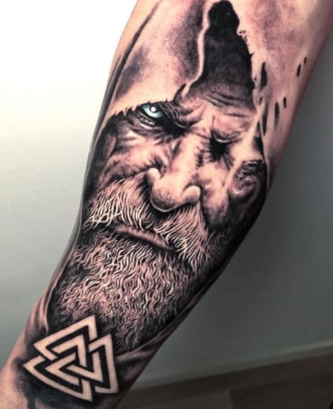 тату бог один чб