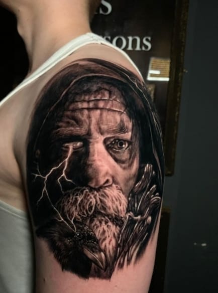 тату бог один на плече