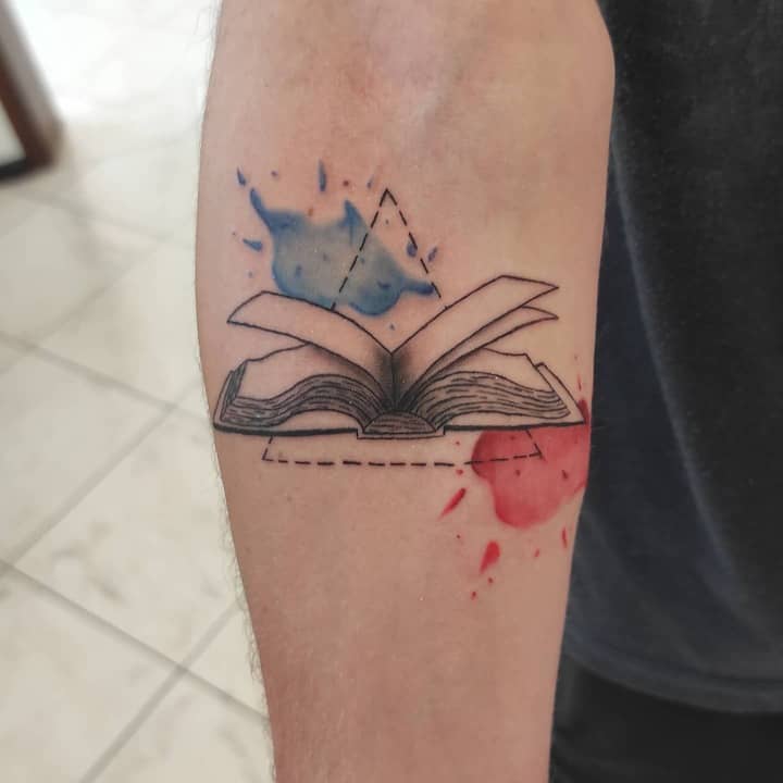 книга тату на руке