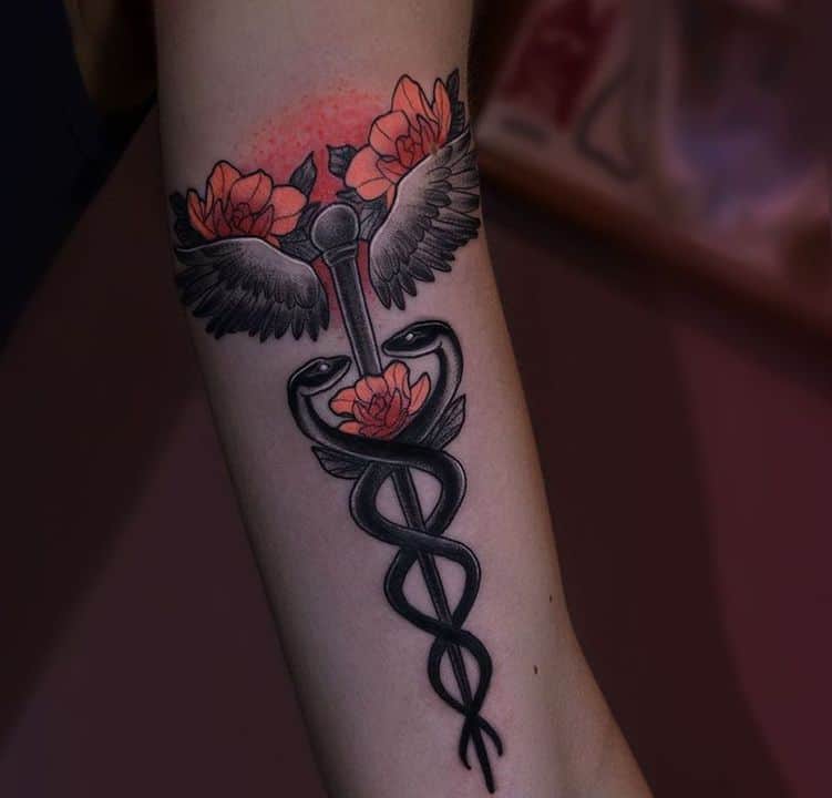 кадуцей тату на руке