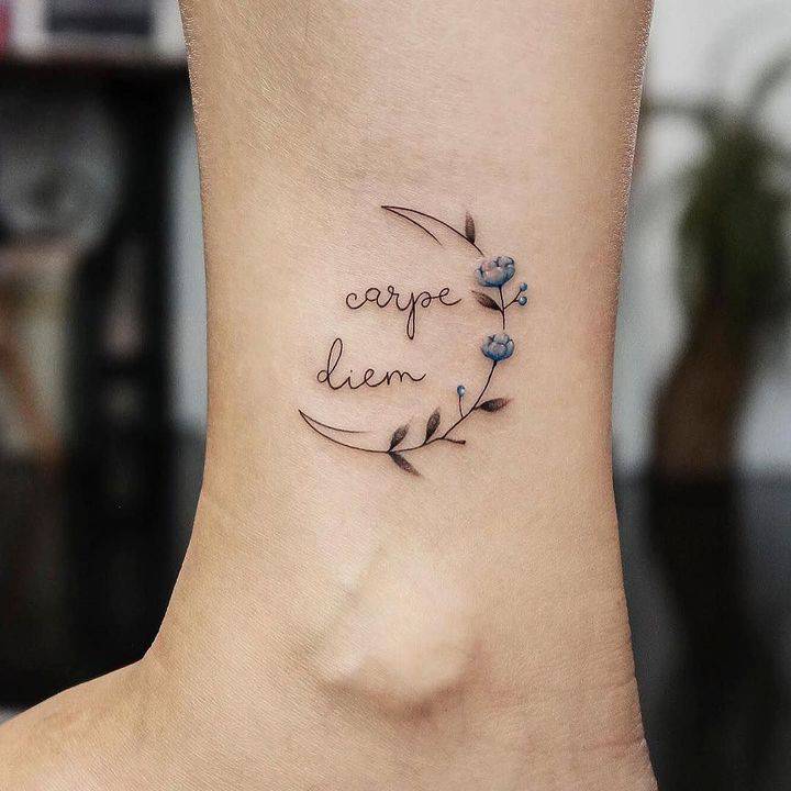 carpe diem тату на ноге