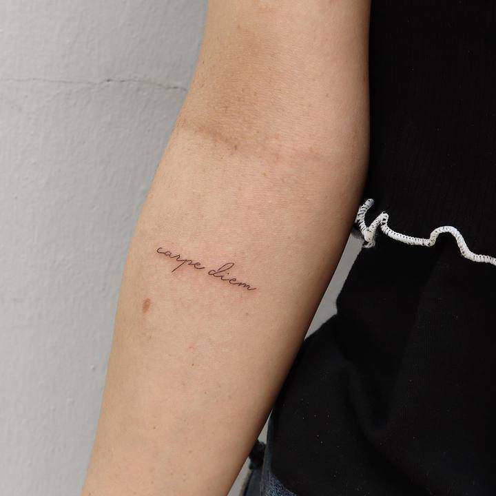 carpe diem тату на предплечье