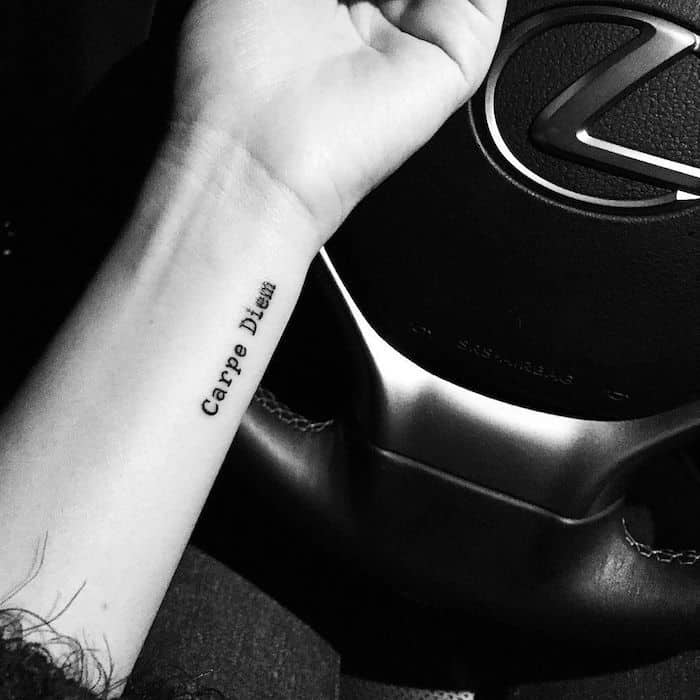 carpe diem тату надпись