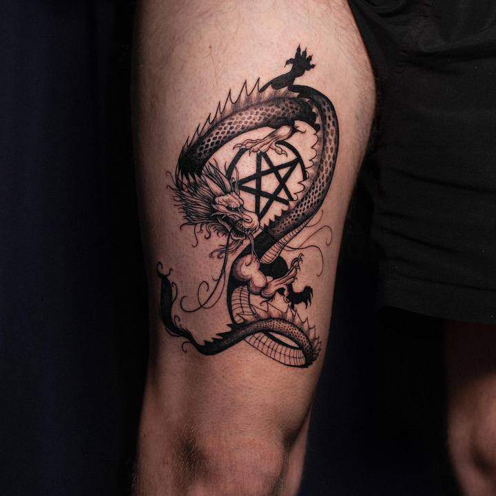 китайский дракон тату на ноге