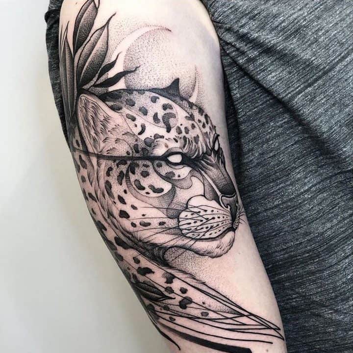 снежный барс тату на плече