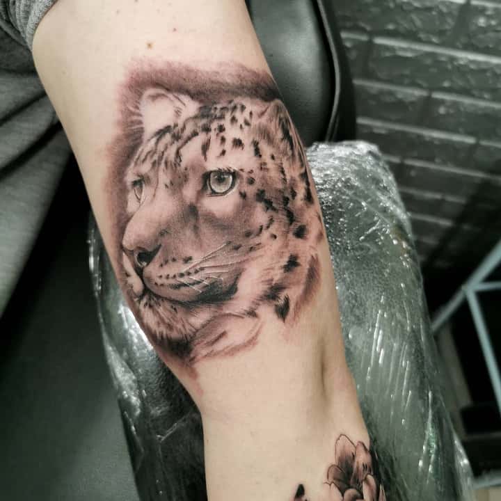 снежный барс тату на руке