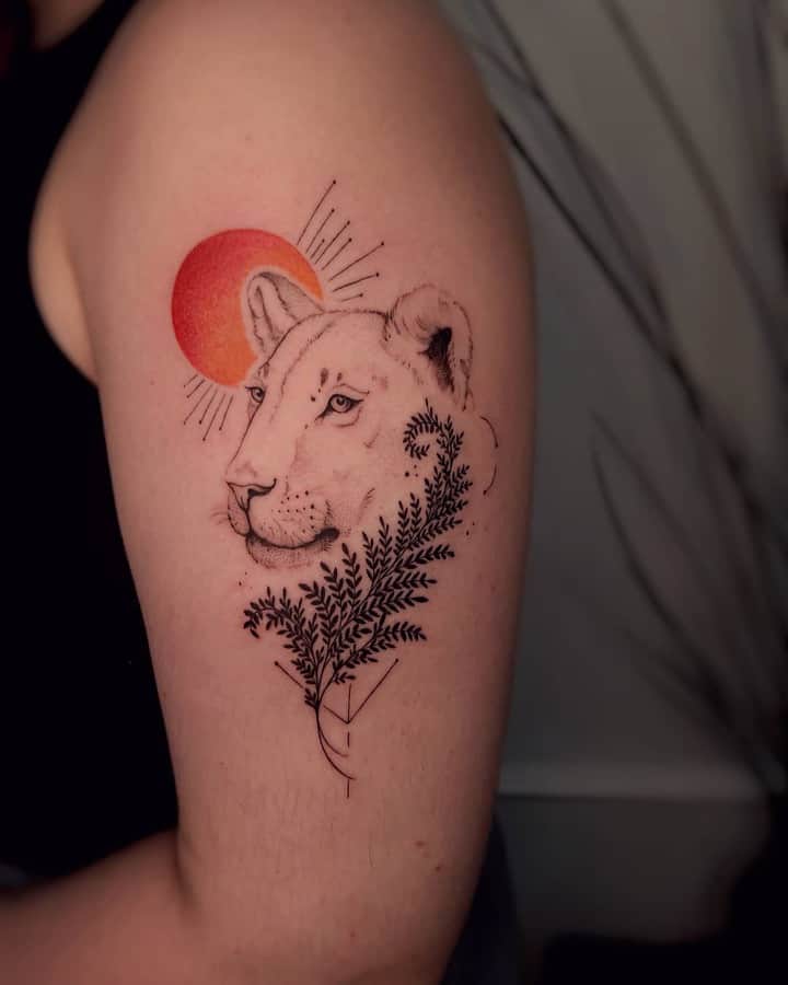 львица тату на плече