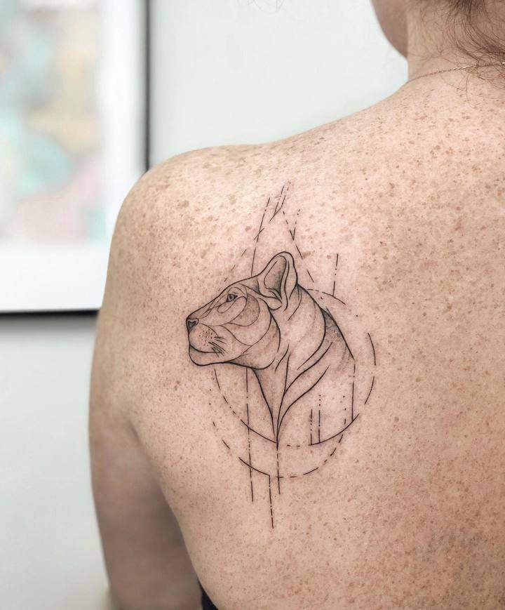 львица тату на лопатке