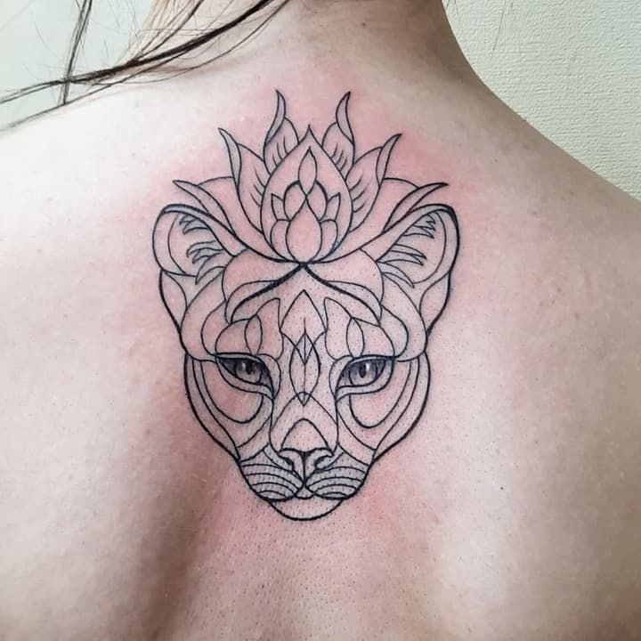 львица тату на спине