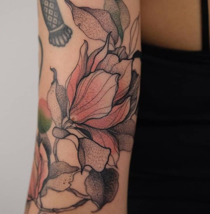 магнолия тату на трицепсе