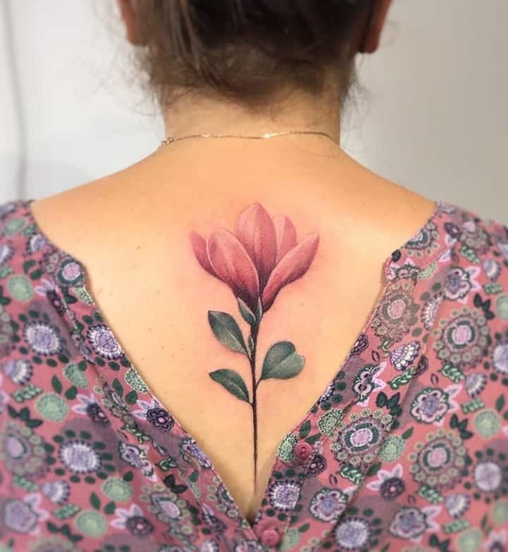 магнолия тату на спине