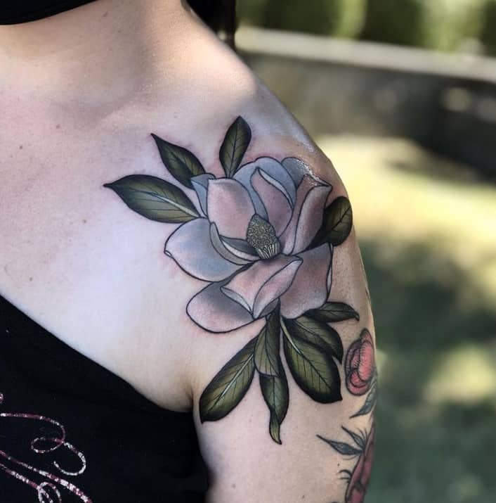 магнолия тату на плече