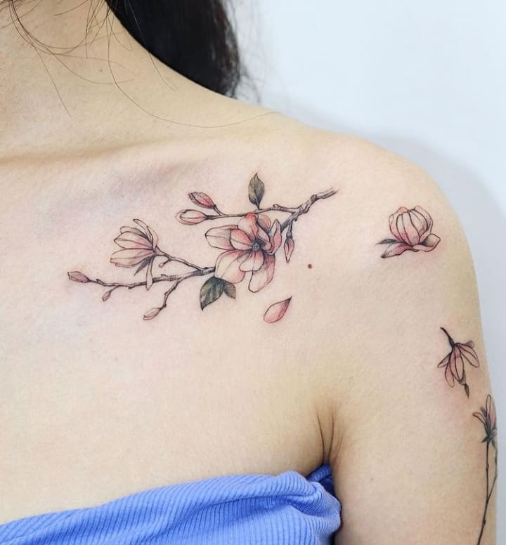 магнолия тату на ключице