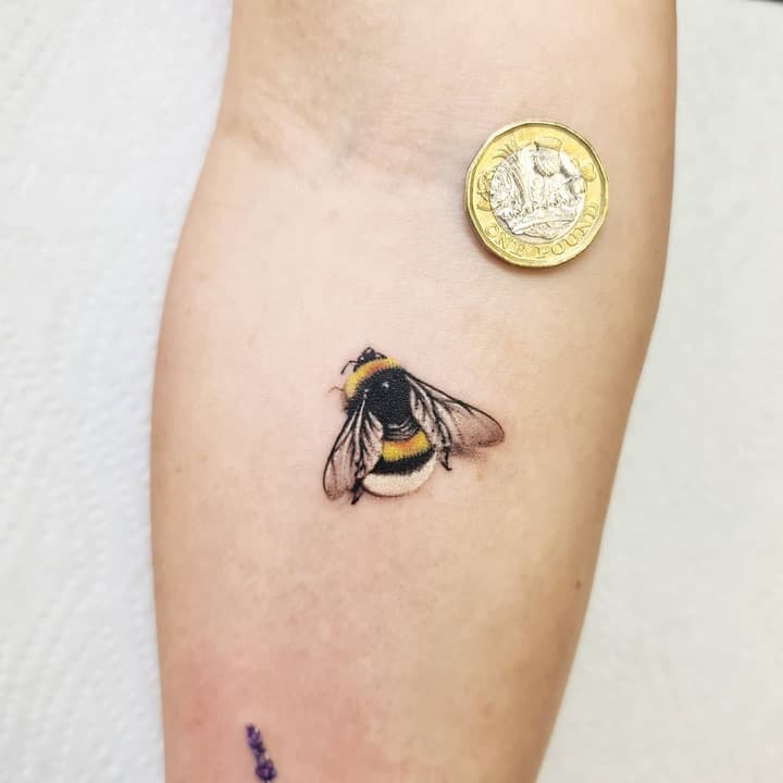 миниатюра тату пчелка