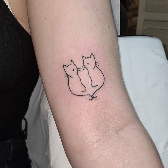 минималистичное тату коты