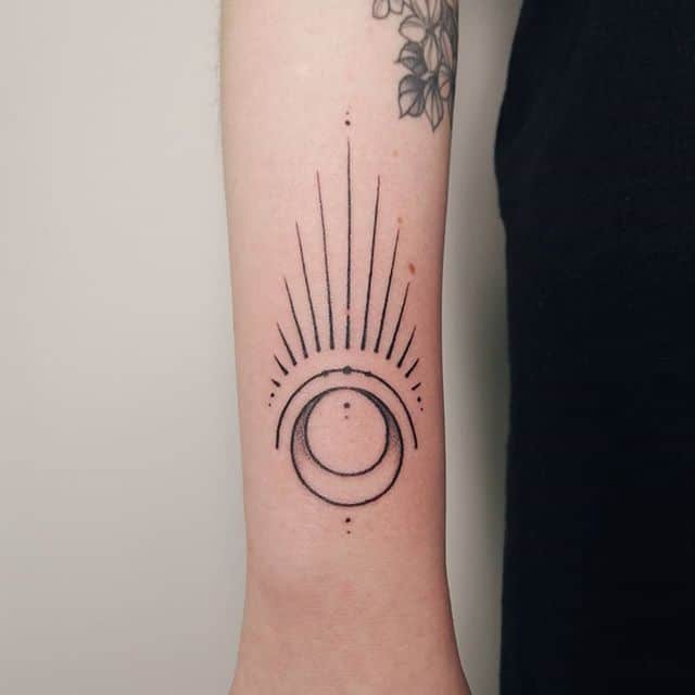 минималистичное тату мистика