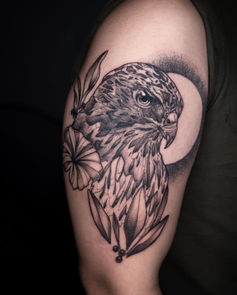 ястреб тату на плече