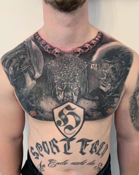тату чужой и хищник на груди