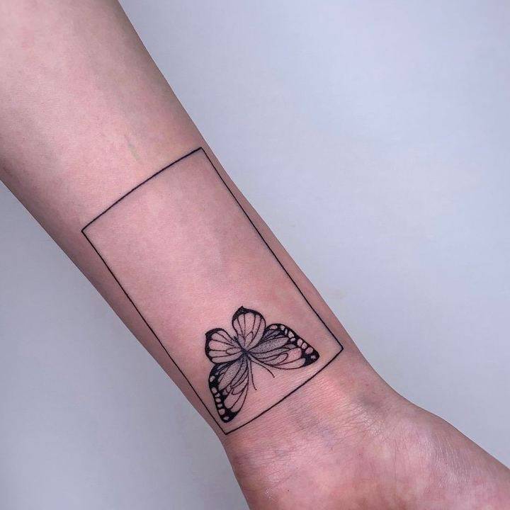тату прямоугольник и бабочка
