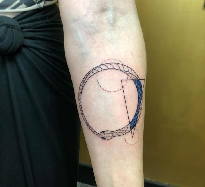 уроборос тату чб