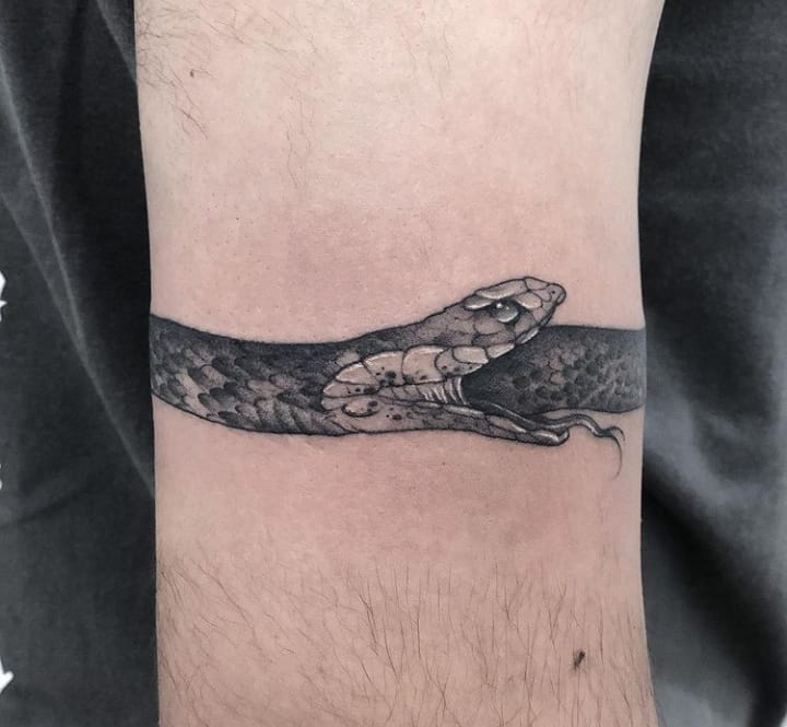 уроборос тату браслетом
