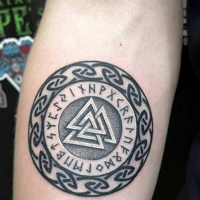 валькнут с рунами тату