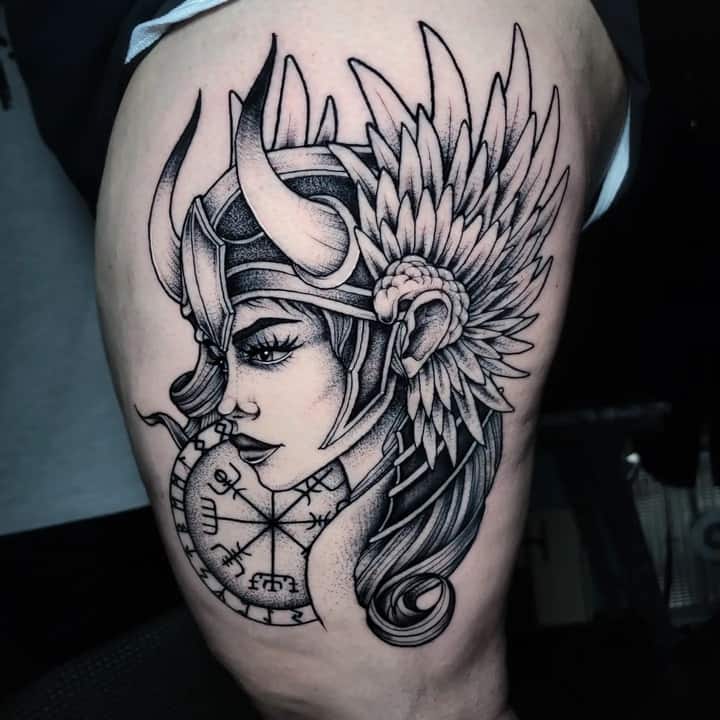 валькирия тату на бедре