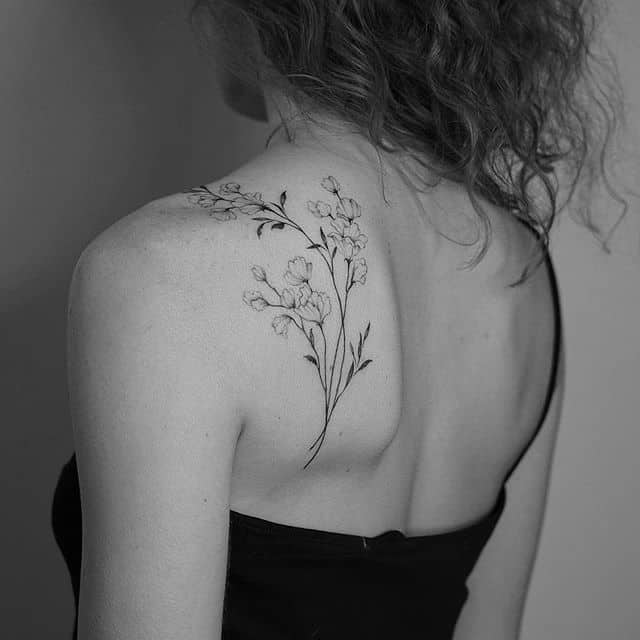 женское тату на лопатке чб