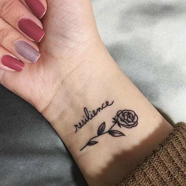 тату на запястье роза