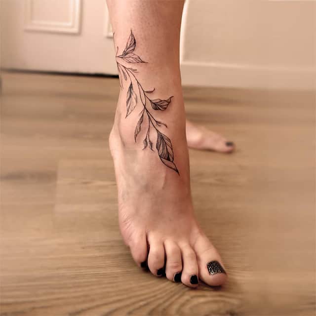 тату на косточке веточка