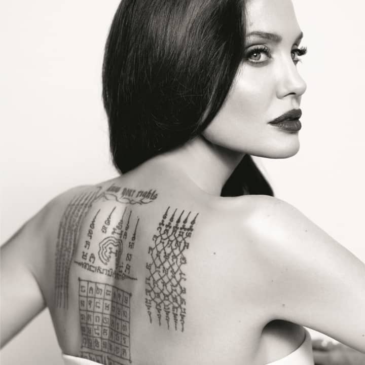 женское тату на лопатке надписи
