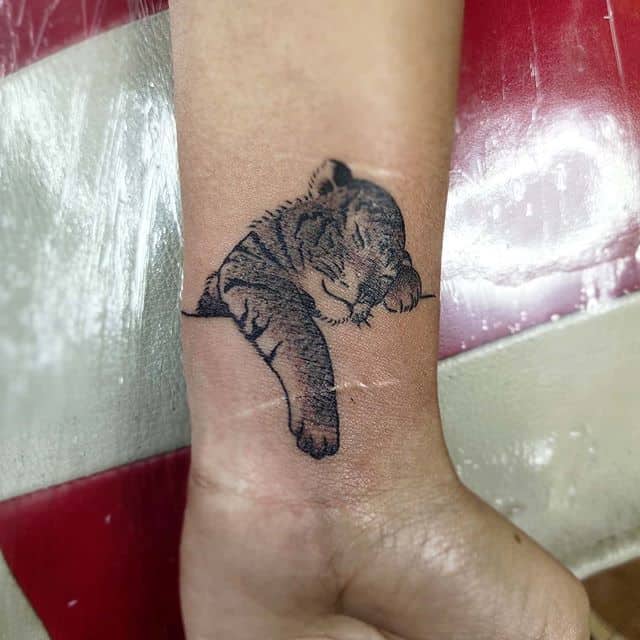 тату на запястье тигренок