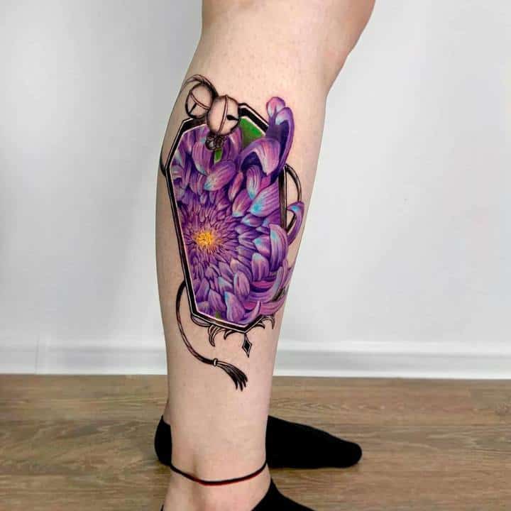 хризантема тату на ноге