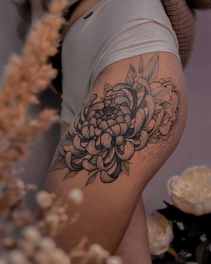 хризантема тату на бедре