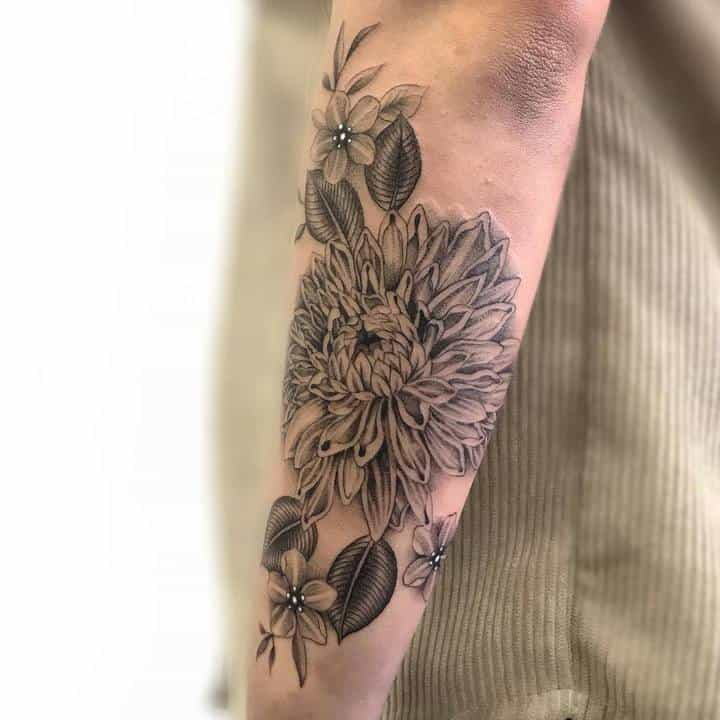хризантема тату на руке