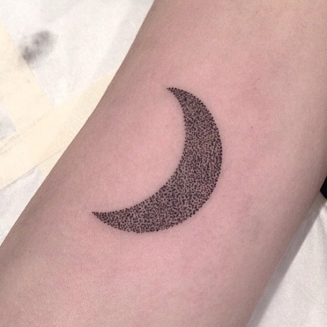 тату точками месяц