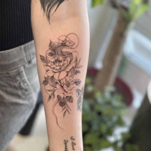 дракон для девушек тату чб