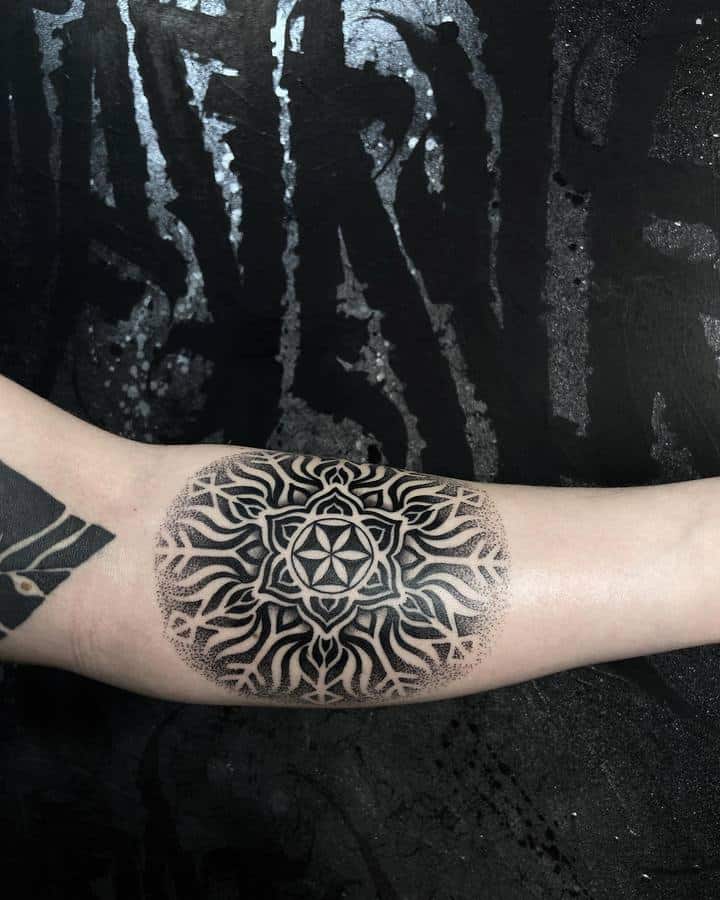 тату цветок жизни на руке