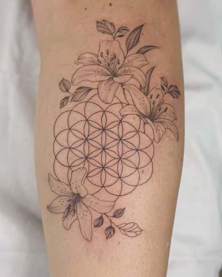 тату цветок жизни с лилиями