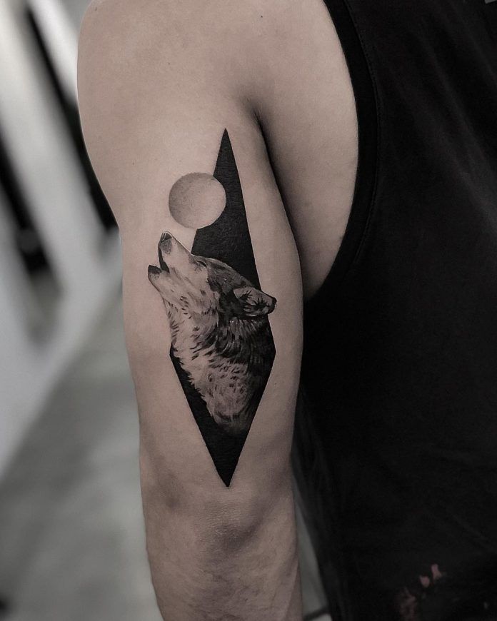 волк воет на луну тату на руке