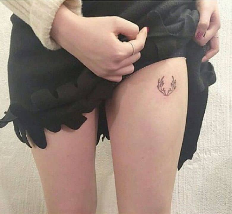 маленькое тату на бедре рога