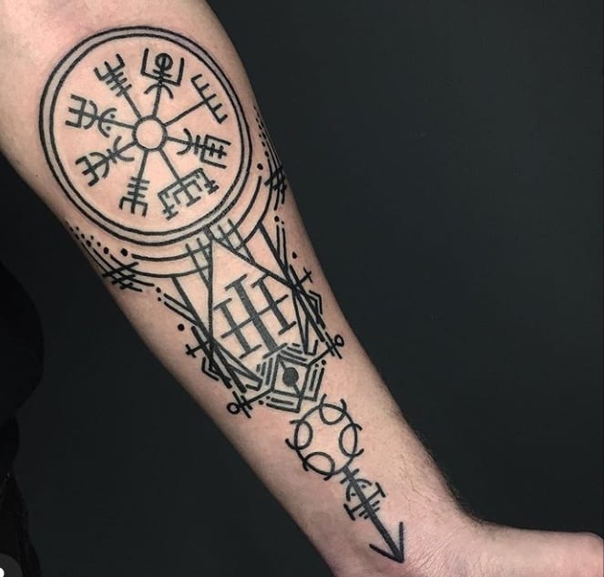 мужское легкое тату на руке скандинавское