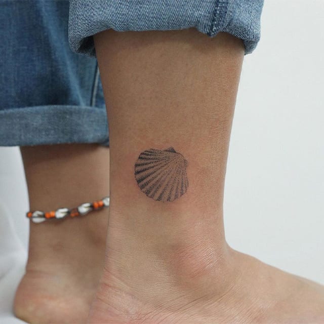 маленькое тату на ноге ракушка