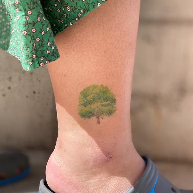 маленькое тату на ноге дерево