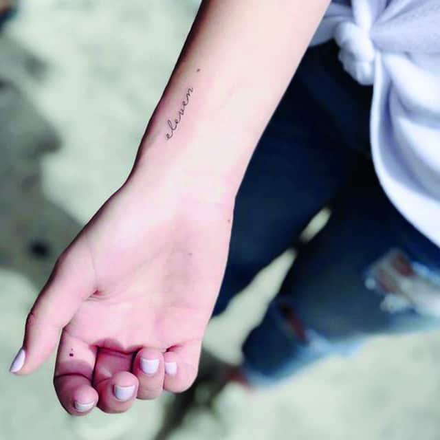 маленькое тату на руке надпись