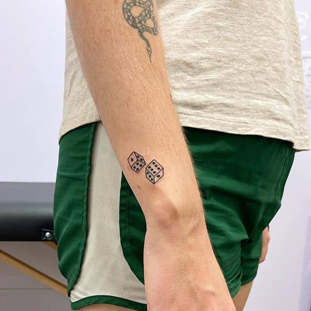 маленькое тату на руке кубики