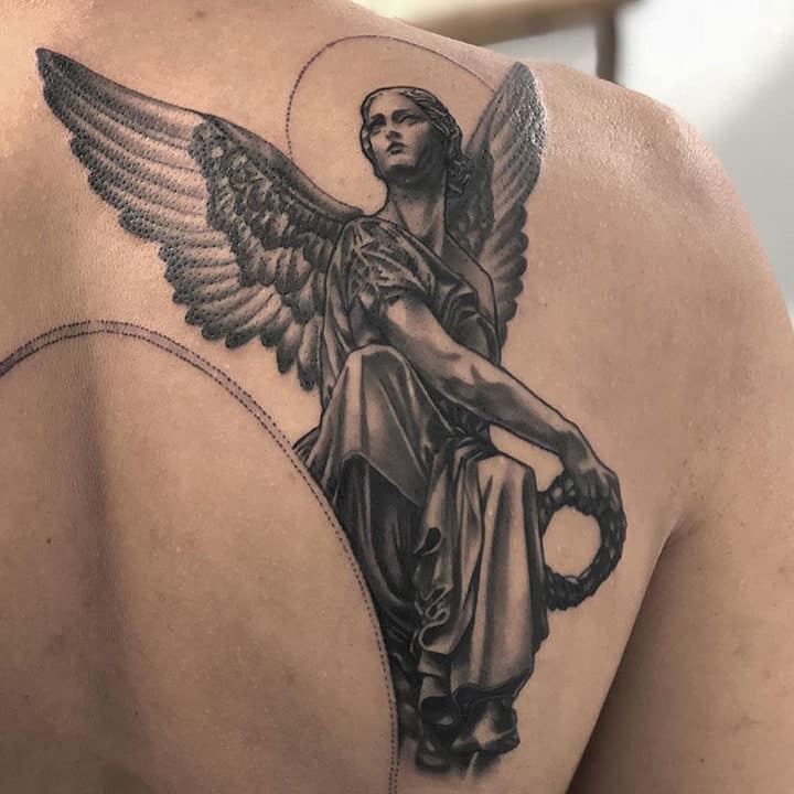 мужское тату на лопатке ангел